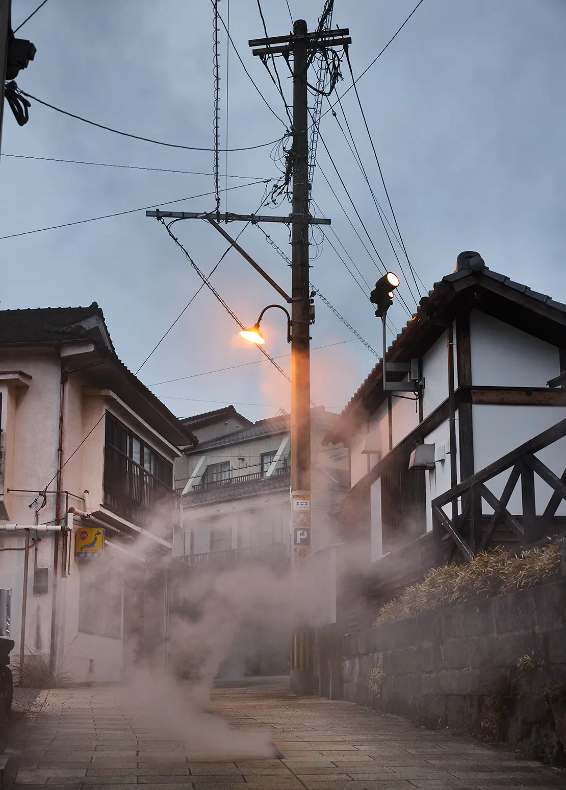 Historic houses surrounded by steam – top sights in Japan during the best travel season
