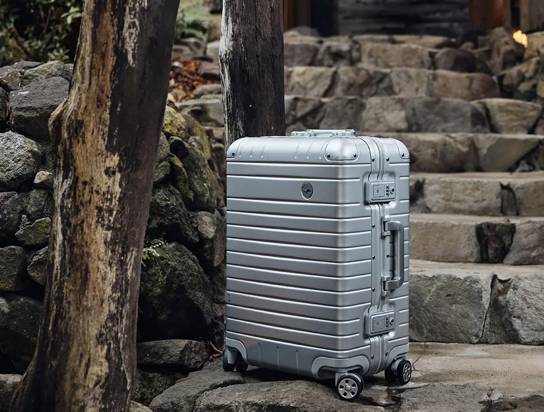 Lufthansa Aluminium Collection in front of a traditional ryokan – stylish travel to Japan’s sights