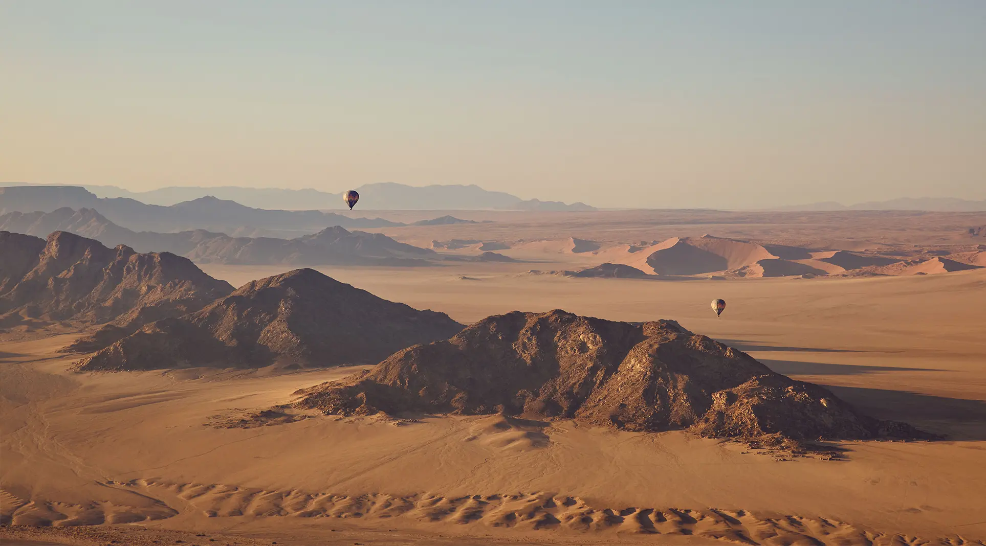 Balloons over dunes