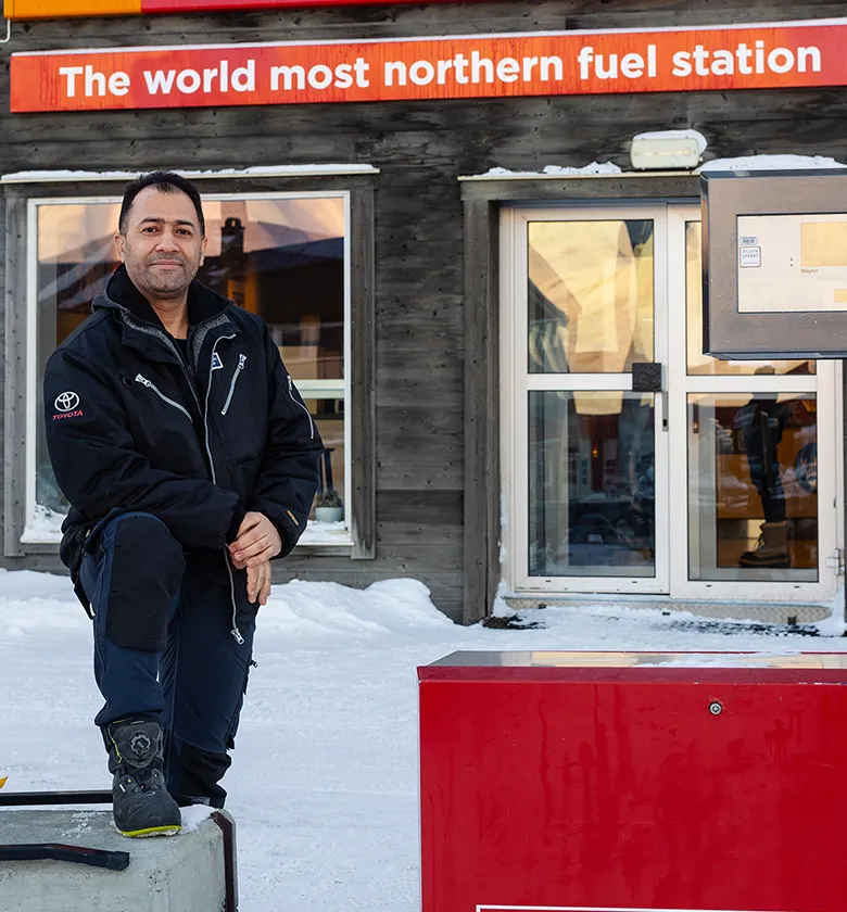 Omid Abolhasani vor Tankstellenhäuschen