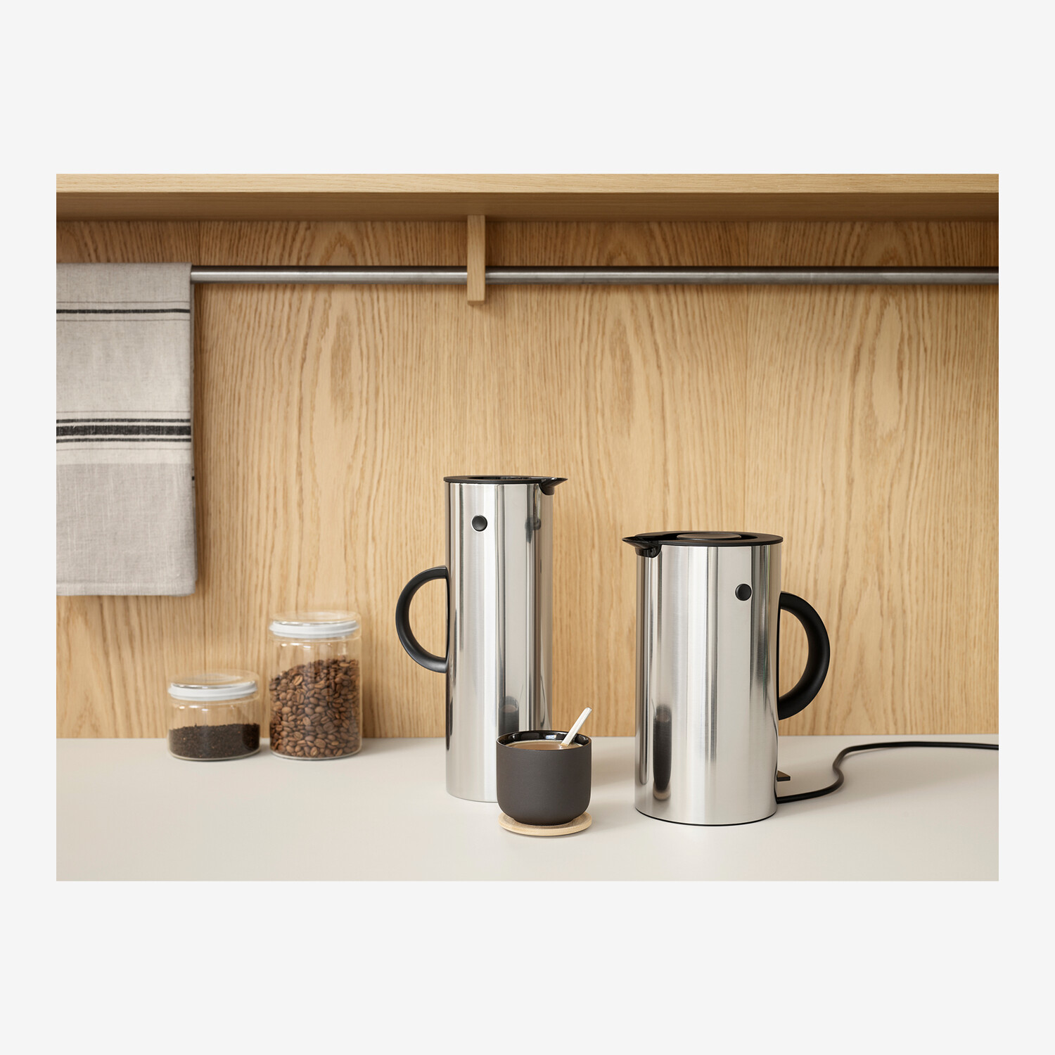 Stelton EM77 Isolierkanne mit Glaseinsatz und Kippverschluss, 1 l  
